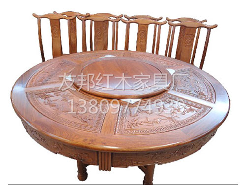 圓桌搭配8條椅子