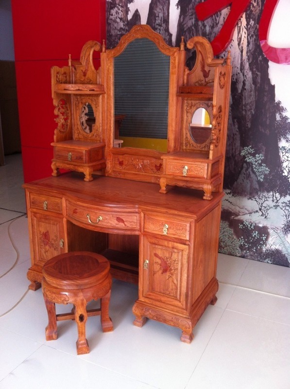 檀雕梳妝臺(tái)