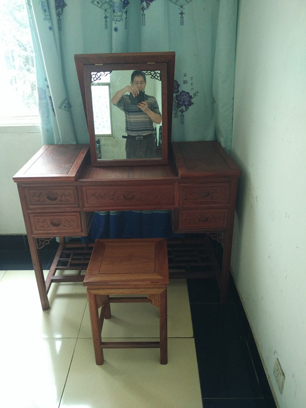 梳妝臺(tái)